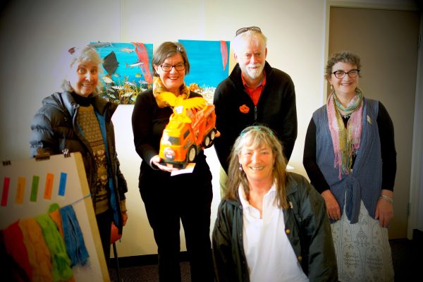 Cathy McGowan Visits Bainz Gallery Wangaratta